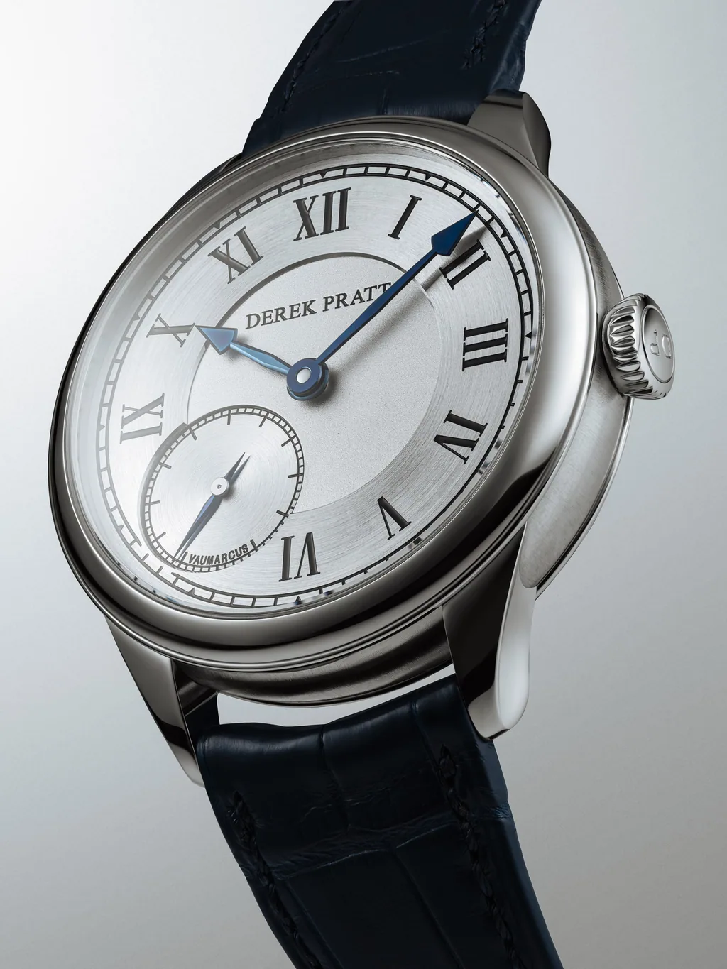Derek Pratt — case profile, polished bezel and brushed flanks, DP-engraved crown